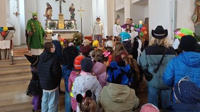 Bild: Margot Stürzer
Pfarrvikar Christian (links) und die Gottesdienstbesucher beendeten die Messe in Schwarzenfeld mit einem Faschingstanz.