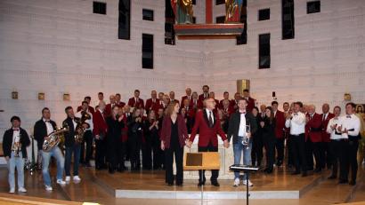 Bild: lep
Die Zuhörer erleben in Kirchenthumbach ein mitreißendes Konzert. Die Chöre Polyphonia und Eintracht Reuth sowie die Dießfurter Schlossbläser schaffen das Kunststück, musikalisch eine Einheit zu bilden.