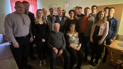Bild: Josef Glas
Sie feierten den Jubilar: Seine Kinder, Enkel, nahen Verwandten, Bürgermeister, Pfarrer und Vereinsvertreter gratulierten Johann Wurzer zu seinem 90. Geburtstag.