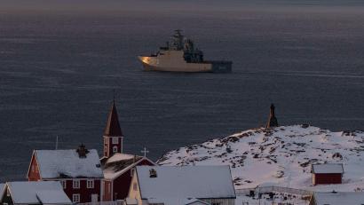 Bild: Evgeniy Maloletka/AP/dpa
Rund um Grönland dürfte es künftig eine deutlich stärkere Nato-Präsenz geben. (Archivbild)