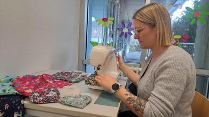 Bild: Jessica Fechner
Daniela Grenzer (40) näht ehrenamtlich für den Bunten Kreis Nordoberpfalz.