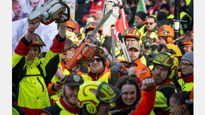 Bild: Soeren Stache/dpa
Forstarbeiter demonstrieren in Potsdam mit Kettensägen vor Beginn der dritten Runde der Tarifverhandlungen für den öffentlichen Dienst der Länder.