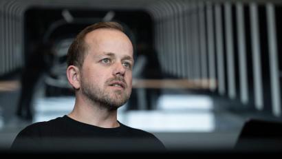 Bild: Sebastian Gollnow/dpa
Tesla-Werksleiter André Thierig kritisiert die IG Metall, die Vorwürfe zurückweist. (Archivbild)