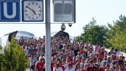 Bild: Soeren Stache/dpa
Weil der Nahverkehr stark eingeschränkt ist, sollten die Fans für den Weg zum Münchener Stadion mehr Zeit einplanen. (Archivbild)