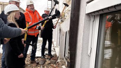 Bild: Lukas Büchold
Zweite Bürgermeisterin Elisabeth Gruber, Landtagsabgeordneter Harald Schwartz, der Verantwortliche der Firma Rubenbauer und der Erste Bürgermeister Roland Strehl beim Hammerschlagfest zum Abriss der Kümmersbrucker Grundschule.