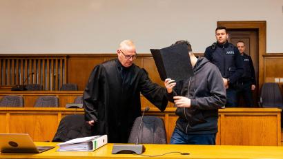 Bild: Laszlo Pinter/dpa
Der Prozess hat mit der Anklage und der Einlassung des Angeklagten begonnen.