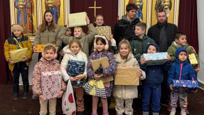 Bild: exb; Für das Leben und die Hoffnung/(Hans Karl
Kindern, Familien und älteren Menschen Weihnachten eine kleine Freude machen, dass möchte die Hilfsaktion „Für das Leben und die Hoffnung“. Daher bittet die Aktion wieder um Weihnachtspäckchen. 2024 war die Freude bei allen außerordentlich. Mit großen Augen wurden die liebevoll eingepackten Päckchen in Empfang genommen.