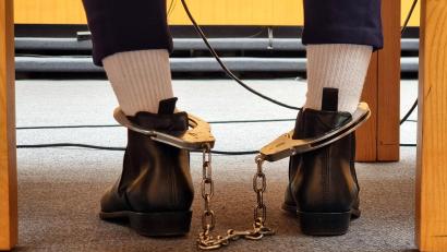 Symbolbild: scm
Die Große Strafkammer am Landgericht verurteilte einen 28-jährigen Weidener zu fünf Jahren und drei Monaten Haft. Der Mann hatte im Februar eine 19-Jährige in seiner Wohnung vergewaltigt, die er wenige Tage zuvor online kennengelernt hatte.