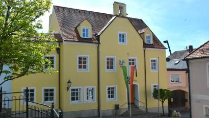 Bild: jr
Wer hat im Konnersreuther Rathaus künftig das Sagen? Um die Nachfolge von Bürgermeister Max Bindl bewerben sich zwei Männer und eine Frau.