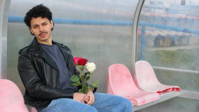 Bild: Martin Jelici/exb
Der österreichische Kabarettist Romeo Kaltenbrunner begibt sich in seinem Programm "Heimweh" auf eine Zeitreise in seine Jugend auf dem Land.