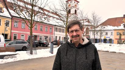 Bild: ubb
Der 64-jährige Dieter Busl war lange gefangen in der Alkoholsucht. Nun ist er trockener Alkoholiker und leitet die Selbsthilfegruppe "Suchtfrei Tirschenreuth". Dieter Busl möchte mit seiner Geschichte Leidensgenossen motivieren, sich bei Suchtproblemen nicht zu schämen und unbedingt helfen zu lassen. Ohne Hilfe von Außen gebe es kein Entkommen, sagt er.