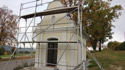 Bild: kro
Die Sanierung der Wegkapelle am Kirchberg ist bis auf die Außenanlagen abgeschlossen. Am 1. Mai kommenden Jahres soll die Einweihung erfolgen.