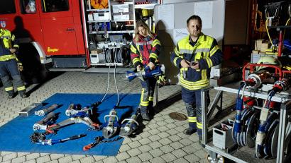 Bild: Bernhard Piegsa
Kommandant Andreas Kneidl und Lee-Ann Seitz stellten dem Stadtrat die Schneide- und Spreizausrüstung der Pressather Feuerwehr sowie ein Musterstück des zur Anschaffung beantragten mobilen Gerätes vor.