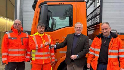 Bild: Daniel Weigl, Stadt Schwandorf
Ein neues, leistungsfähiges Fahrzeug verstärkt ab sofort die Flotte des Städtischen Bauhofs. Im Bild (von links): Jürgen Liebl (stv. Bauhof-Leiter), Christian Dirnberger (Kraftfahrer Bauhof), Oberbürgermeister Andreas Feller und Bernhard Boßle (Werkstattleiter)