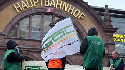 Bild: Martin Schutt/dpa
Im Tarifkonflikt zwischen der Deutschen Bahn und der Gewerkschaft Deutscher Lokomotivführer drohte am Dienstag eine Eskalation. (Archivbild)