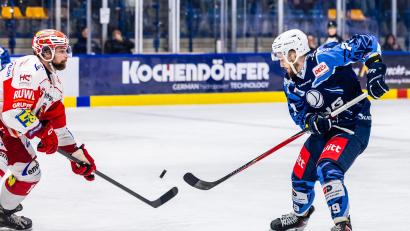 Bild: Tobias Neubert
Calvin Pokorny (rechts) im Zweikampf mit einem Crimmitschauer. Nach der Heimniederlage der Blue Devils Weiden am Dienstagabend gegen die Eispiraten, verlieren die Blue Devils langsam den Anschluss in der Tabelle. Verteidiger Pokorny findet nach dem Spiel klare Worte.