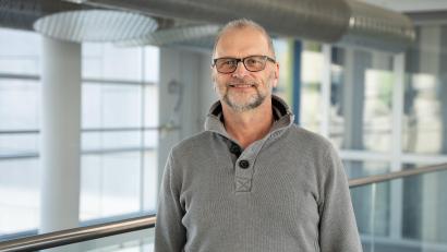 Bild: Marina Gube
Karlheinz Binner fast drei Jahre nach der Entscheidung, seine Führungsrolle als Schulleiter abzugeben und stattdessen "nur noch" Lehrer zu sein. "Das ständige Was-Tun-Wollen, das bleibt", sagt der 58-Jährige.