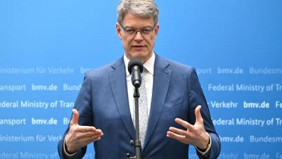 Bild: Elisa Schu/dpa
Ein neues Preisschild wollte der Minister nicht nennen.