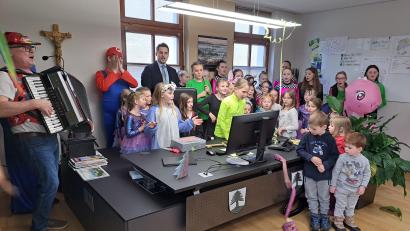 Bild: wel
Bürgermeister Rudolf Teplitzky singt und schunkelt mit der Faschingsgesellschaft Grün-Weiß zur Musik von Gardemusiker Fonse