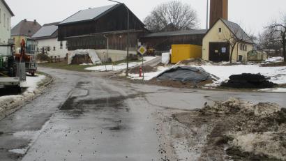 Bild: bnr
Nach dem Ausbau der Kreisstraße durch die Ortschaft Pischdorf ist in diesem Jahr die Gemeindestraße Richtung Enzelsberg an der Reihe. Im Haushalt 2026 sind dafür 865.000 Euro eingestellt.