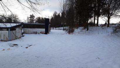 Bild: wkr
Am westlichen Rand des ehemaligen Freibadgeländes soll eine barrierefreie Bocciabahn entstehen. Die Gemeinde Brand stellt dazu einen Förderantrag im Rahmen eines Kleinprojekts bei der Steinwald-Allianz.