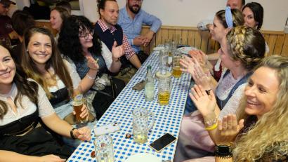 Bild: do
Wenn die Stadtkapelle zum traditionellen Oktoberfest einlädt, kommen die Besuchermassen. Der Blasmusiksound der Truppe ist ansteckend und befördert viele Bierseelen in den siebten Musikhimmel.