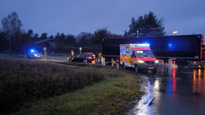 Bild: Masching
Zwei Unfälle und ein Brandalarm sorgen am Montagmorgen für erhebliche Verkehrsbehinderungen auf der Kreisstraße bei Hütten.