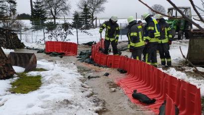 Bild: Feuerwehr Poppenreuth/exb
Der Einsatz in Kaltenlohe am Mittwochnachmittag war die Bewährungsprobe für ein 2024 angeschafftes Hochwasser-Schutzsystem der Feuerwehr Waldershof.