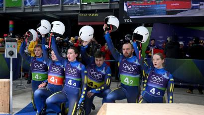 Bild: Robert Michael/dpa
Das ukrainische Rodel-Team solidarisierte sich im Ziel mit Landsmann Wladyslaw Heraskewytsch.