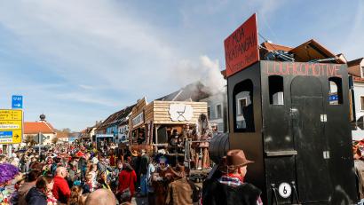 Archivbild: Hösamer
Der Gaudiwurm in Pfreimd nimmt am Faschingsdienstag seinen Weg über die Freyung. Bei strahlendem Sonnenschein feierten vergangenes Jahr tausende Gäste mit.