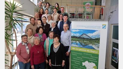 Bild: Judith Weigl, AELF TW
Über 30, 40 oder sogar 50 Jahre gibt es zahlreiche Urlaubshöfe im Landkreis Tirschenreuth schon. Nicht auf dem Bild: Carolin Schrembs, Geschäftsführerin der Anbietergemeinschaft Urlaub auf dem Bauernhof Oberpfälzer Wald, Theresia Selch, AELF und Claudia Fuhrmann, Heindlhof.