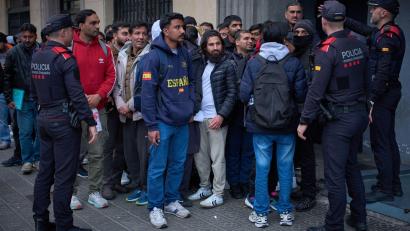 Bild: Emilio Morenatti/AP/dpa
Vor den Konsulaten bilden sich lange Warteschlangen, weil irreguläre Migranten Nachweise beschaffen müssen, um von dem Angebot der spanischen Regierung zu profitieren. (Archivbild)