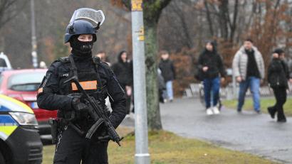 Bild: Julian Stratenschulte/dpa
Die Polizei hat das Gelände abgesucht.