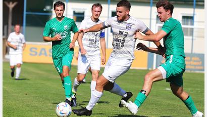 Bild: war
Szenen aus den Bezirksliga-Duellen Etzenricht gegen Schlicht mit Michael Wexlberger am Ball