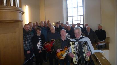 Bild: Siegfried Bock
Ausdrucksvoll agierten der Männergesangsverein Mantel und das Instrumentalquintett mit Leiter Michael Bertelshofer (vorne rechts).