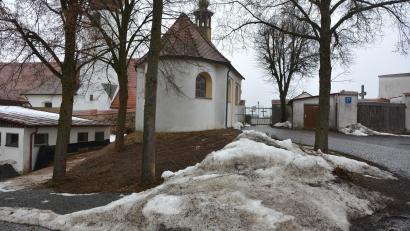 Bild: jr
Im unteren linken Bereich will die Gemeinde ein öffentliche barrierefreie Toilette errichten, die sowohl der Bevölkerung als auch Besuchern zur Verfügung steht. Das Projekt soll mit einer Förderung der Ikom Stiftland realisiert werden. Im Hintergrund der Eingang zum Leonberger Friedhof mit der Aussegnungskapelle.