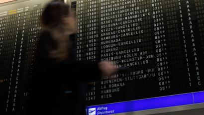 Bild: Hannes P. Albert/dpa
Am Frankfurter Flughafen sind hunderte Flüge annulliert.