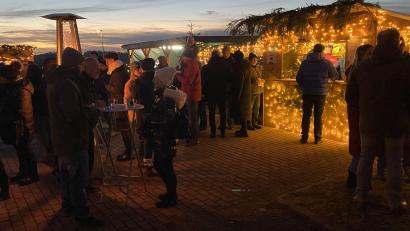 Bild: jgl
Mit der Abenddämmerung füllte sich der Festplatz.