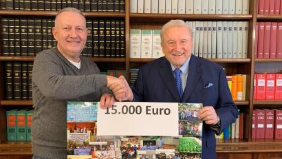 Bild: Corina Mack
Bei der Spendenübergabe zeigte Dr. Ulrich Schmid (rechts) ein Plakat mit Fotos von vielen Projekten, die er auf den Philippinen schon unterstützt hat. Darüber freute sich keiner mehr als Projekthilfe-Vorsitzender Thomas Amann (links), der auch die frisch gestifteten 15.000 Euro wieder auf den Philippinen einsetzen will.