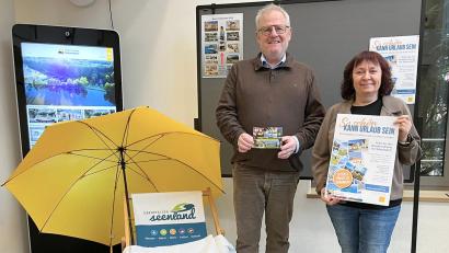 Bild: Andreas Hofmeister, Stadt Schwandorf
Noch ist die „Postkarten-Wand“ im Foyer des Schwandorfer Rathauses leer. Die Familienbeauftragte der Stadt Schwandorf, Sabine Brunner und Oberbürgermeister Andreas Feller freuen sich auch in diesem Jahr wieder auf viele Urlaubsgrüße.