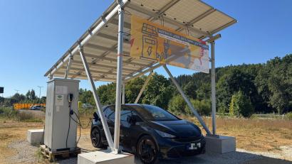 Bild: Heike Unger
Ja, hier können E-Autofahrer tatsächlich gratis Strom tanken: Das Zentrum für erneuerbare Energien und Nachhaltigkeit bietet diese Möglichkeit an seinem Solarcarport in Ensdorf, direkt neben dem Edeka-Markt.