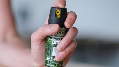 Bild: Bernd Weißbrod/dpa
Auf einer Toilette habe der Unbekannte das Pfefferspray versprüht. (Symbolbild)