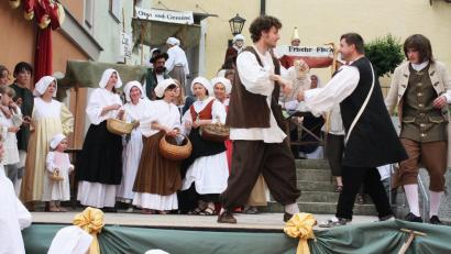 Archivbild: lg
Wie bei früheren Aufführungen so verlangt auch das Marktgeschehen der Neuinszenierung die Mitwirkung zahlreicher weiblicher und männlicher Komparsen.