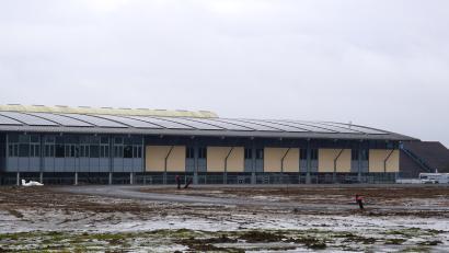 Bild: jut
Der Reitsport wird auf Gut Matheshof in Kreuth weiter ausgebaut: Neben der Ostbayernhalle entsteht gerade eine Rennbahn für Islandpferde.