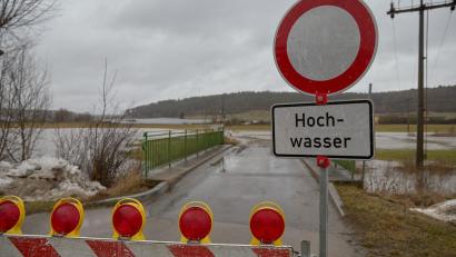 Bild: Tizian Gerbing/dpa
Eine Staße wurde wegen Hochwasser gesperrt. Schneeschmelze und Regen lassen die Wasserstände steigen.