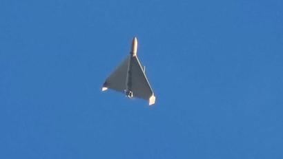 Bild: Efrem Lukatsky/AP/dpa
Im Angriffskrieg gegen die Ukraine setzt Russland Kampfdrohnen vom Typ Shahed ein. Deutschland will nun mit Nato-Partnern ebenfalls günstige unbemannte Luftfahrzeuge beschaffen. (Archivbild)