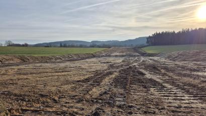 Bild: Lowak
Die Vorarbeiten für den Süd-Ost-Link ziehen sich als breite Schneise durch die Landschaft. Hier bei Diepoltsreuth läuft die Stromtrasse westlich an der Ortschaft vorbei.