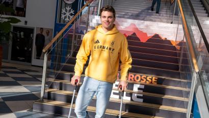 Bild: Peter Kneffel/dpa
Bei der Einkleidung noch an Krücken: Alexander Schmid. (Archivbild)