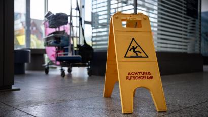 Bild: Hannes P. Albert/dpa
Derzeit sind sämtliche Klassenzimmer im Erdgeschoss und ersten Stock nicht nutzbar. (Symbolbild)