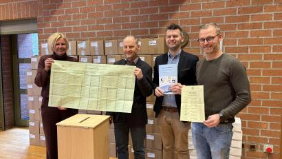 Bild: mcl
Von links: Wahlleiterin Nicole Hammerl, stellvertretender Wahlleiter Reinhold Gailer, Wahlsachbearbeiter Thomas Wührl und Martin Oppitz stellten im Neuen Rathaus die Stimmzettel für die Kommunalwahl 2026 vor.